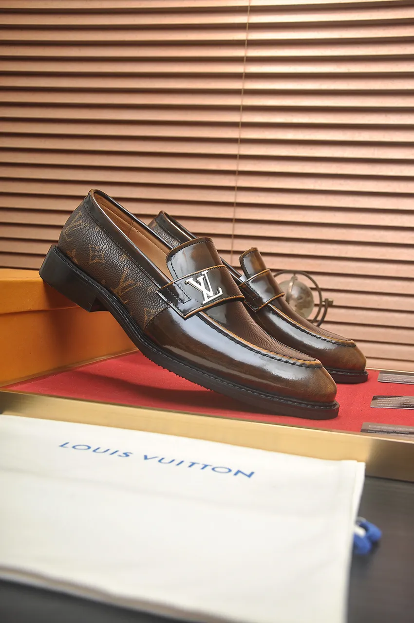 Men's men's shoes 💰460💶 [LV] (original single cowhide lining) 🍀LV's latest genuine leather business suit shoes are launched simultaneously on the official website. The first-layer cowhide imported from Italy is made of heavy gold, 💥1:1 rubber outsole from the official website. Versatile to wear, high-end without losing class, and the color combination is extraordinary. This four-season style is alluring when worn on your feet, showing off your big-name flair. Standard code 38-45 (45 customized)